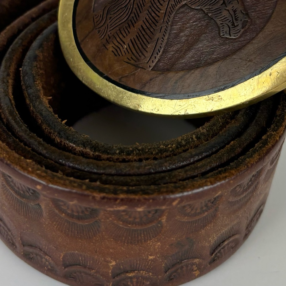 Leather belt in brown with wood etched horse head/brass buckle-33-38” waist - Picture 8 of 11